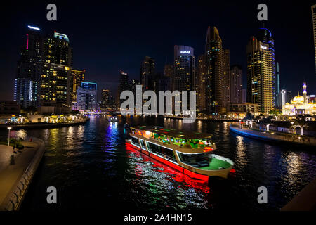 Dubai, VAE - Dezember 2, 2018: ein Vergnügen Touristenboot geht in die abendliche Besichtigungstour in der Dubai Marina. Stockfoto