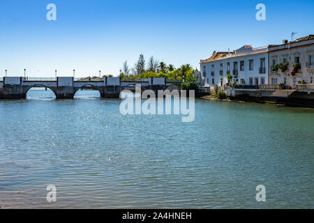 Die beeindruckenden sieben gewölbte Römische Brücke ist eine der beliebtesten Sehenswürdigkeiten von Tavira, Algarve, Portugal Stockfoto