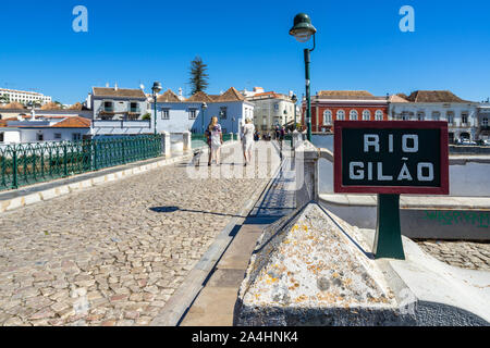 Anzeigen römische Brücke (Puente Romano) in Tavira, eine Brücke den Fluss Gilao, Algarve, Portugal Kreuzung Stockfoto