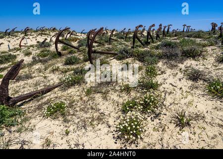 Die malerische Anker Friedhof Festlegung unter den Dünen von Barril Strand in der Nähe von Tavira, Algarve, Portugal Stockfoto