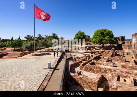 Archäologische Ausgrabungen im Innenhof der Burg von Silves, einer der am besten erhaltenen maurischen Burgen in der Region der Algarve, Portugal Stockfoto