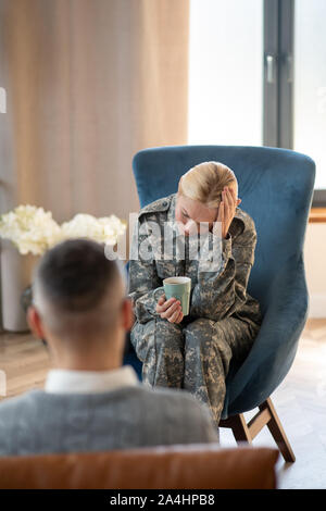 Militärische Frau leidet unter Schlaflosigkeit zu Psychologen kommen Stockfoto