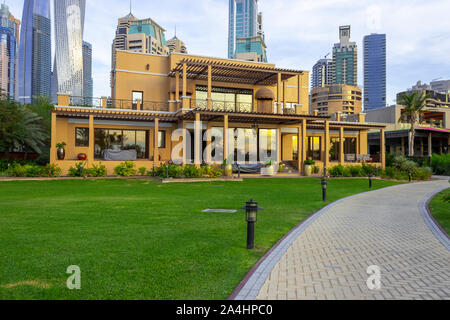 Dubai, VAE - Dezember 2, 2018: Blick auf die Hochhäuser von Dubai vom Strand. Dubai Marina District. Le Royal Meridien Beach Resort & Spa. Stockfoto