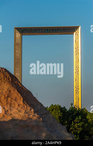 Dubai, VAE - Dezember 3, 2018: Der berühmte Dubai Frame ist in der Zabeel Park entfernt. Es ist ein Museum der Geschichte und architektonischen Wahrzeichen. Blick von der D Stockfoto