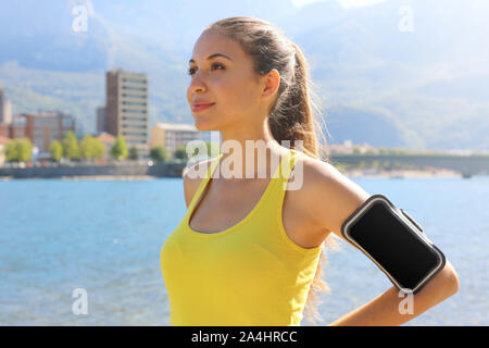 Erfolgreiche positive weibliche Athleten mit Armband leer für Werbung vor der Ausführung oder trainieren im Freien im Sommer. Frau Erfolg im Sport lifest Stockfoto