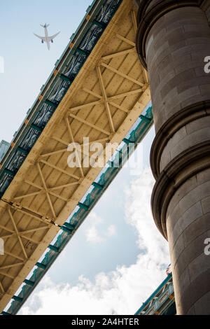 Flug über die Tower Bridge in London. Stockfoto