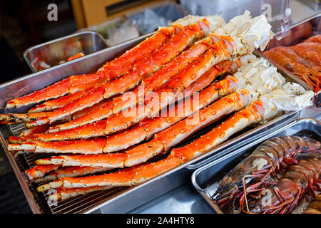 In der Nähe von Alaska King Crab Legs in der Tsukiji Markt Tokio Stockfoto