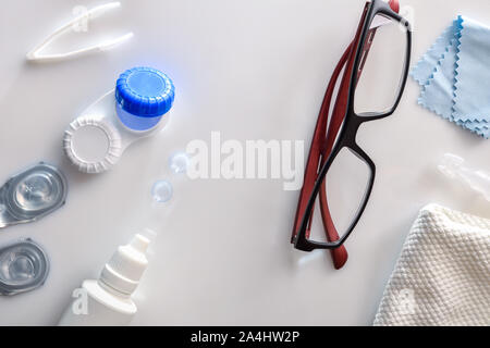 Verschiedene Elemente für Vision Korrektur am weißen Tisch. Horizontale Komposition. Ansicht von oben. Stockfoto