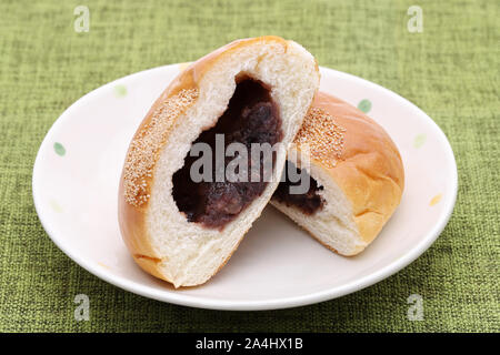 Japanische Rote Bohne Brot auf weißem Hintergrund, Anpan Stockfoto