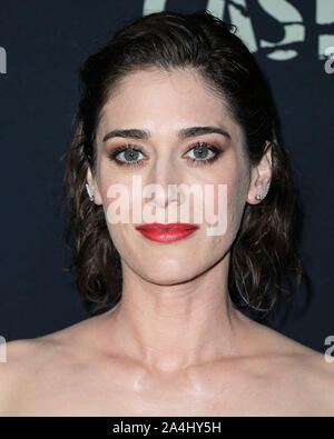 WEST HOLLYWOOD, LOS ANGELES, Kalifornien, USA - 14. Oktober: Schauspielerin Lizzy Caplan kommt an der Los Angeles Premiere von Hulu 'Castle Rock' 2 Saison bei AMC Sonnenuntergang 5 Am 14. Oktober 2019 in West Hollywood, Los Angeles, Kalifornien, USA. (Foto von Xavier Collin/Image Press Agency) Stockfoto