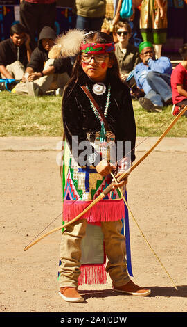 Albuquerque, New Mexico, USA. 14. Oktober, 2019. Ein Mädchen feiert die erste indigene Völker Tag am Indian Pueblo Cultural Center in Albuquerque, New Mexiko, die Vereinigten Staaten, Oktober 14, 2019. Credit: Richard Lakin/Xinhua/Alamy leben Nachrichten Stockfoto