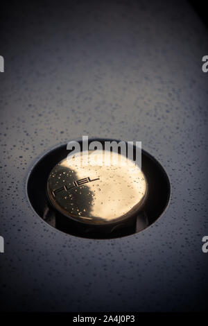 Nahaufnahme von einem Tankdeckel auf einem Oldtimer. Stockfoto