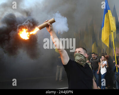 Kiew, Ukraine. 14 Okt, 2019. Menschen besuchen einen Protest in Kiew, der Hauptstadt der Ukraine, Okt. 14, 2019. Mehr als 10.000 Menschen auf den Straßen in Kiew am Tag der Verteidiger der Ukraine gegen die Entscheidung der Ukrainische Präsident Wladimir Zelensky die Autonomie auf den Teil der östlichen Ukraine nicht in Kiew gesteuert zu gewähren, zu protestieren. Credit: Sergey Starostenko/Xinhua/Alamy leben Nachrichten Stockfoto