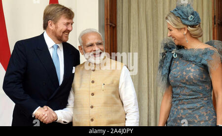 New Delhi, Indien. 14 Okt, 2019. Indische Ministerpräsident Narendra Modi (C) trifft mit dem Niederländischen König Willem-Alexander (L) und Königin Maxima bei Hyderabad House in Neu Delhi, Indien, Okt. 14, 2019. Credit: Partha Sarkar/Xinhua/Alamy leben Nachrichten Stockfoto
