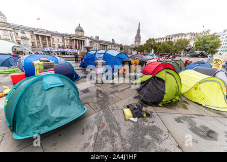 Aussterben Rebellion Morgendunst am Trafalgar Square, London, UK. Protest Camp. Zelte lagerten sich auf den öffentlichen Bereich unter Nelson's Column Stockfoto
