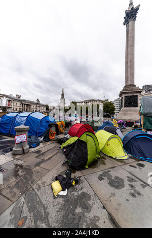Aussterben Rebellion Morgendunst am Trafalgar Square, London, UK. Protest Camp. Zelte lagerten sich auf den öffentlichen Bereich unter Nelson's Column Stockfoto