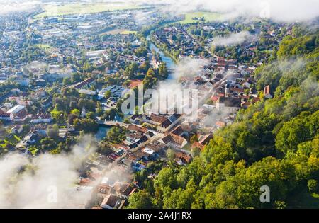 Luftaufnahme, Altstadt von Wolfratshausen mit Loisach und Kirche St. Andreas im Morgennebel, Oberbayern, Bayern, Deutschland Stockfoto