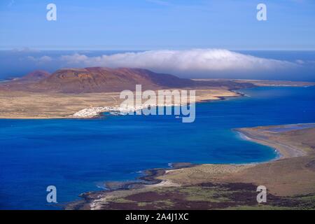 Ort Caleta del Sebo auf La Graciosa, Ansicht von Risco de Famara, Lanzarote, Kanarische Inseln, Spanien Stockfoto