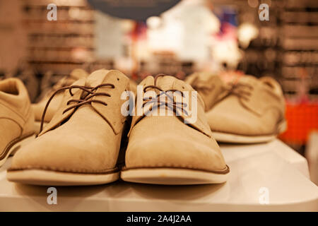 Viele moderne Schuhe im Schuhgeschäft in der Mall Teg Stockfoto