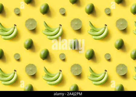 Nahtlose tropische Muster mit Bananen, Limes auf gelben Hintergrund. Kreative minimal Essen tropischen Konzept. Flach. Ansicht von oben. Stockfoto