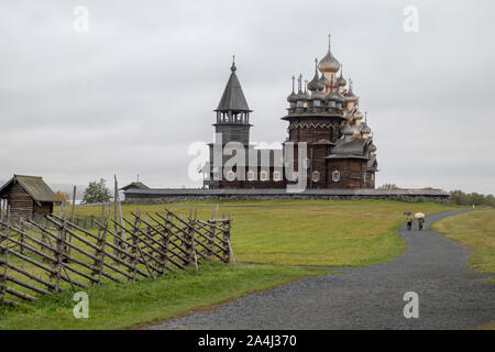 Karelien, Russland - 27. August 2019: Sunset Landschaft mit Blick auf die Verklärung Kirche und einem Bauernhof auf der Insel Kischi, Region Karelien, R Stockfoto