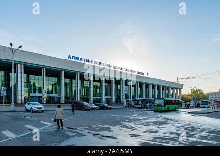 1 Almaty Kazakhstan Temir Zholy Hauptbahnhof Blick von Außen mit Menschen, die mit dem Bus in den frühen Morgenstunden Stockfoto