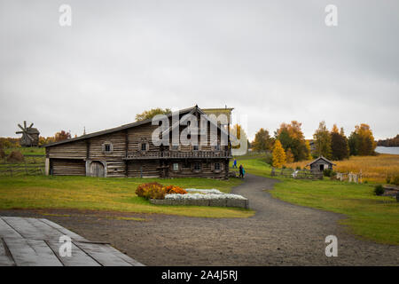 Karelien, Russland - 27. August 2019: Sunset Landschaft mit Blick auf die Verklärung Kirche und einem Bauernhof auf der Insel Kischi, Region Karelien, R Stockfoto