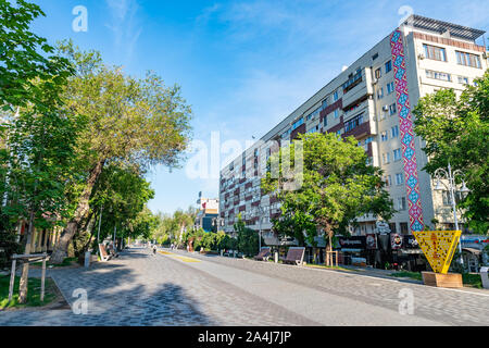 Almaty Zhibek Zholy Walking Street mit geschlossenen Geschäfte Geschäfte und nur wenige Leute in den frühen Morgenstunden bei Sonnenaufgang Stockfoto