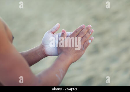 Fitnessraum Chalk Hände klatschen Mann zum Klettern Workout am Strand, Muscle Beach, Venice, Kalifornien Stockfoto