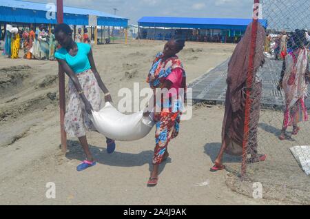 (191015) - Peking, 15. Oktober 2019 (Xinhua) - Leute tragen Lebensmittelrationen gespendet vom Welternährungsprogramm (WFP) am Malakal Schutz von Zivilisten in Malakal, Südsudan, 19. Juni 2019. (Foto von Denis Elamu/Xinhua) Stockfoto