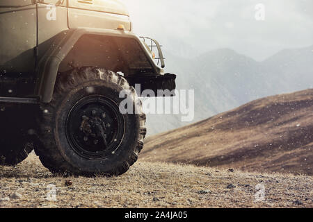 Nahaufnahme Foto von 4x4 offroad Auto Rad in den Bergen Stockfoto