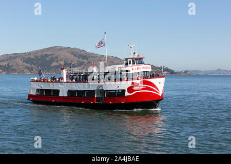 SAN FRANCISCO, USA - OKTOBER 2, 2019: Touristen auf der roten und weißen Flotte Kreuzfahrthafen Queen wie sie Segeln in der Bucht von San Francisco. Stockfoto