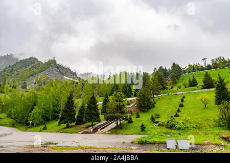 Almaty Medeo Eisbahn Eisstadion niedrigen Winkel Blick von der Treppe zu den oben auf dem Hügel Sicht an einem nebligen und verregneten Tag Stockfoto