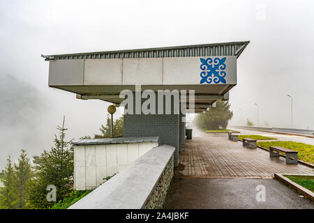 Almaty Medeo Eisbahn Eisstadion Blick auf den Hügel Sicht an einem nebligen und verregneten Tag Stockfoto