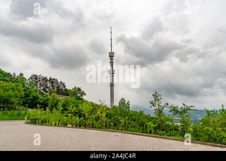 Almaty Kok Tobe Blue Hill Mountain Park atemberaubenden Blick auf Fernsehturm an einem nebligen und trüben Tag Stockfoto