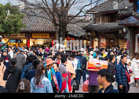 Lijiang, China - 14 Februar 2019: Große Anzahl von chinesischen Touristen schlendern Sie durch die Straßen von der berühmten Altstadt Lijiang in der Provinz Yunnan. Der Ort Stockfoto