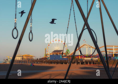 Reisen Ringe für die Übung am Muscle Beach Jungle Gym in Santa Monica, Kalifornien am frühen Morgen Stockfoto