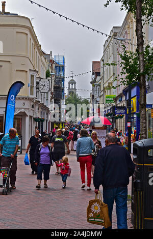 Ein Blick entlang der St Mary's Street im Stadtzentrum von Weymouth. Alte Wand montiert im Art déco-Stil. Clock Tower oberhalb der Kirche St. Mary. Stockfoto