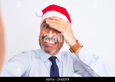 Mittleres Alter Geschäftsmann tragen Mütze machen selfie über isoliert weißer Hintergrund mit Hand betonte am Kopf, schockiert mit Scham und Überraschung fa Stockfoto