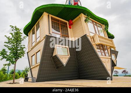 Almaty Kok Tobe Blue Hill Mountain Park, mit Blick auf eine lustige Kopfüber Haus an einem nebligen und trüben Tag Stockfoto