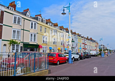 Eine Reihe von 3-stöckigen traditionellen Seaside Hotels, Pensionen und Privathäusern. Brunswick Terrasse bietet einen Blick auf das Meer und viele Häuser haben Fahnen. Stockfoto