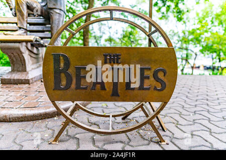 Almaty Kok Tobe Blue Hill Mountain Park mit den Beatles Marke Anzeigen an einem nebligen und trüben Tag Stockfoto