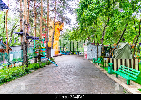 Almaty Kok Tobe Blue Hill Mountain Park Blick auf eine Straße mit Amusement Abschnitt für Kinder an einem nebligen und trüben Tag Stockfoto