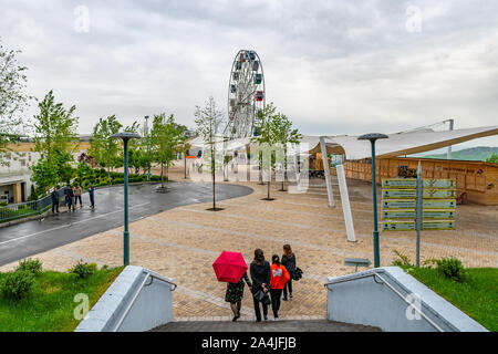 Almaty Kok Tobe Blue Hill Mountain Park mit Besuchern die Überschrift zum Riesenrad an einem nebligen und trüben Tag Stockfoto