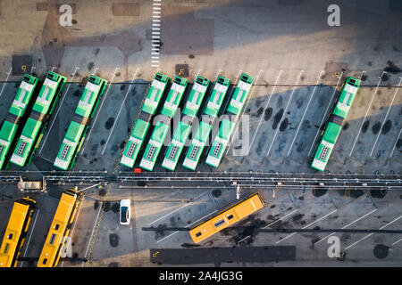 Ansicht von Bussen auf einem Parkplatz Stockfoto