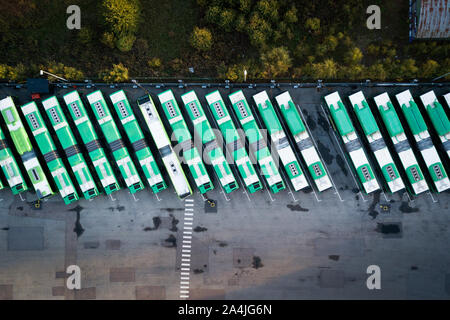 Ansicht von Bussen auf einem Parkplatz Stockfoto