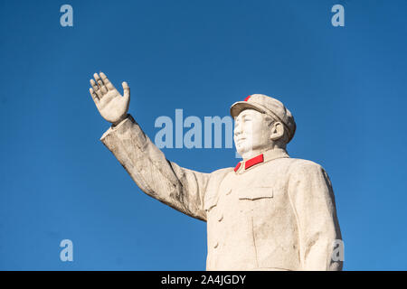 Lijiang, China - 13. Februar 2019: Statue des Vorsitzenden Mao Zedong stand in Lijiang People Square in der Provinz Yunnan an einem sonnigen Tag Stockfoto