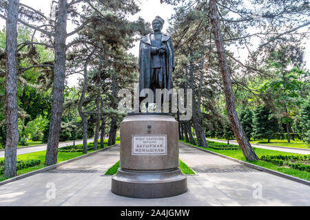 Almaty Park von 28 Panfilov Wachposten Bauyrzhan Momyshuly Denkmal frontale Ansicht auf einem sonnigen blauen Himmel Tag Stockfoto