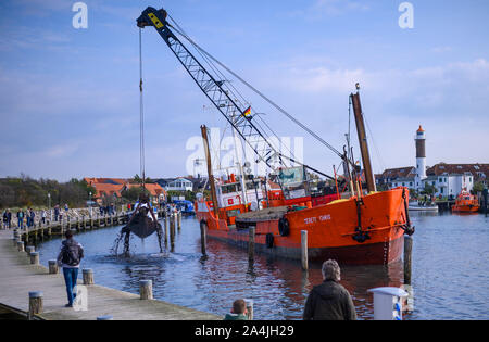 13. Oktober 2019, Mecklenburg-Vorpommern, Timmendorf (Insel Poel): Das Hafenbecken des Timmendorf Hafen ausgebaggert wird mit dem arbeitsboot "arete Chris' aus Dänemark. Neben der Pilot Boot und Fischerboote, zahlreiche Segelboote und Motoryachten mit der kleinen Hafen auf der Ostsee Insel Poel im Sommer. Foto: Jens Büttner/dpa-Zentralbild/ZB Stockfoto