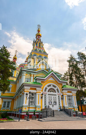 Almaty russisch-orthodoxen christlichen Zenkov Kathedrale Himmelfahrt des Herrn in Panfilov Park an einem sonnigen blauen Himmel Tag Stockfoto